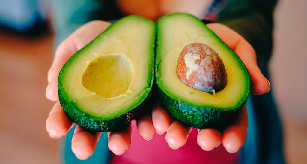 17 beneficios del aceite de aguacate para la piel, el cabello y la salud