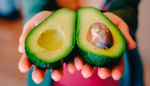 17 beneficios del aceite de aguacate para la piel, el cabello y la salud