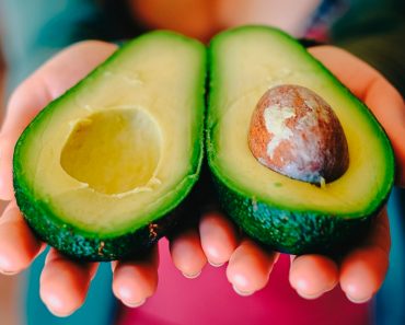 17 beneficios del aceite de aguacate para la piel, el cabello y la salud