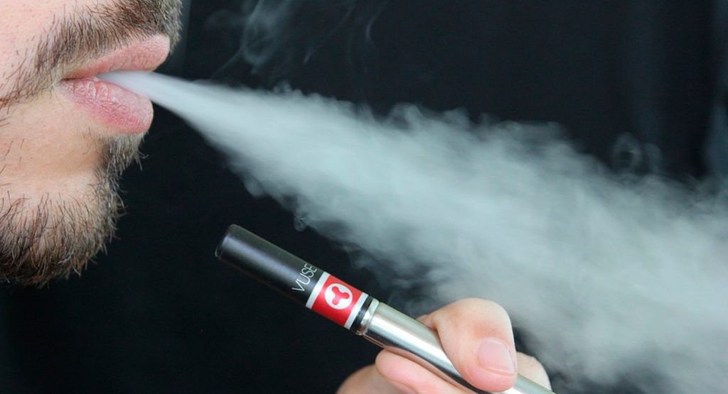 Los cigarrillos electrónicos 'bombean' sustancias cancerígenas a los pulmones