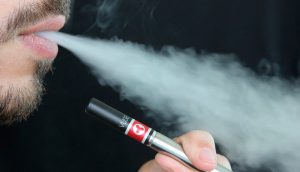 Los cigarrillos electrónicos 'bombean' sustancias cancerígenas a los pulmones