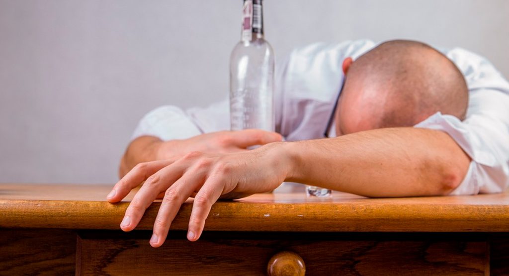 10 Comportamientos que revelan a alguien con alcoholismo oculto