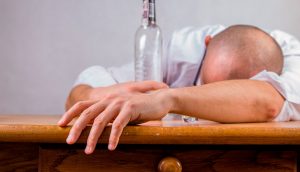 10 Comportamientos que revelan a alguien con alcoholismo oculto