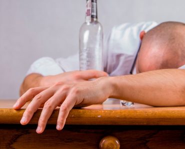 10 Comportamientos que revelan a alguien con alcoholismo oculto