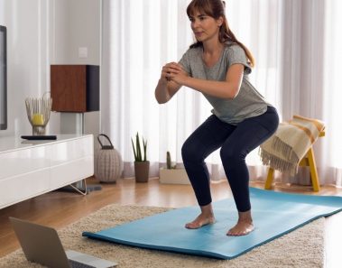 ¿No tienes equipo de fitness? Aquí tienes cómo hacer ejercicio en casa sin equipamiento