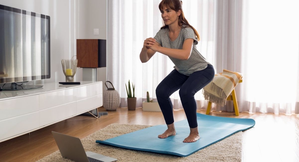 ¿No tienes equipo de fitness? Aquí tienes cómo hacer ejercicio en casa sin equipamiento