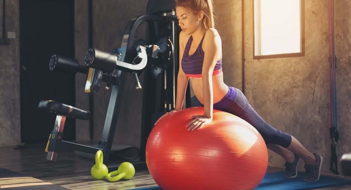 11 ejercicios con balón de estabilidad para el desarrollo de todo el cuerpo