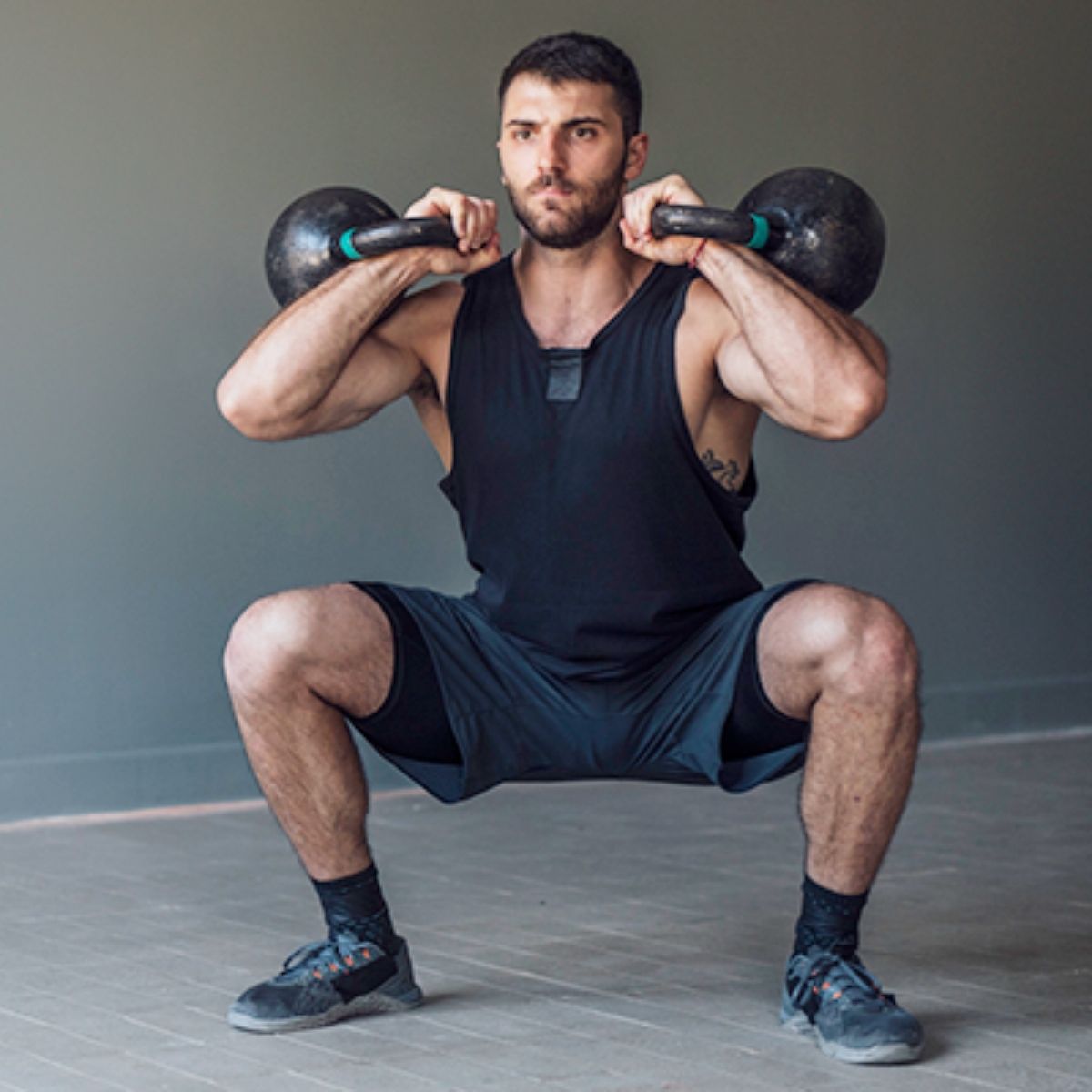 El ejercicio de piernas que te falta en tu rutina: Cómo hacer sentadillas con kettlebell