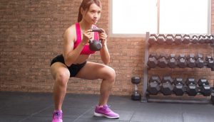 El ejercicio de piernas que te falta en tu rutina: Cómo hacer sentadillas con kettlebell