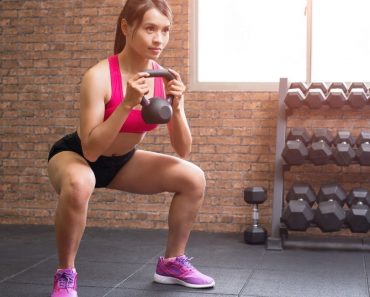 El ejercicio de piernas que te falta en tu rutina: Cómo hacer sentadillas con kettlebell