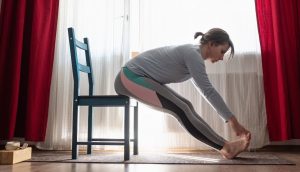 8 posturas de yoga en silla que hay que probar