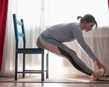 8 posturas de yoga en silla que hay que probar