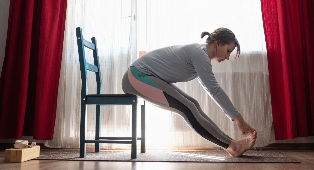 8 posturas de yoga en silla que hay que probar