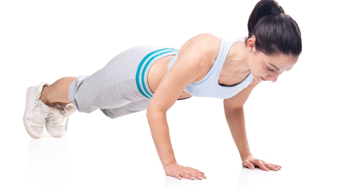 7 ejercicios para eliminar la grasa de la espalda y las axilas en 20 minutos