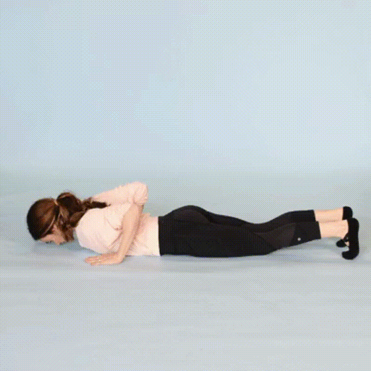 Los 5 mejores ejercicios para levantar el pecho caído, según una entrenadora