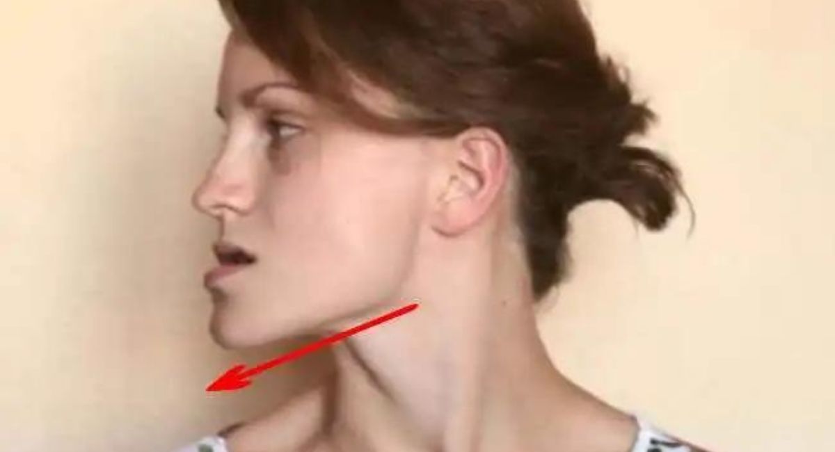 5 Ejercicios eficaces para eliminar la papada y la grasa del cuello