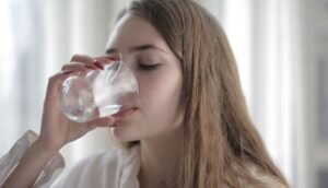 Beba esta cantidad de agua al día para prevenir la insuficiencia cardíaca, según un nuevo estudio