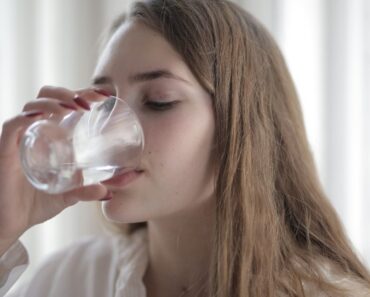 Beba esta cantidad de agua al día para prevenir la insuficiencia cardíaca, según un nuevo estudio