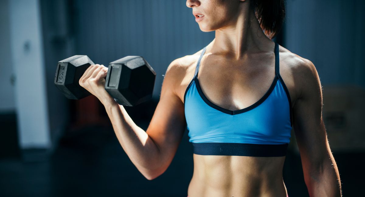 5 ejercicios para bíceps con mancuernas
