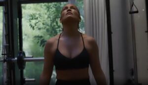 Este vídeo del entrenamiento de Jennifer López muestra cómo está tan en forma a los 52 años
