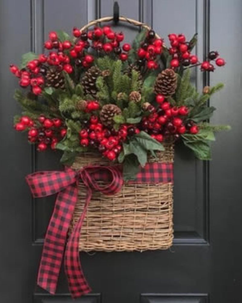 10 ways to use baskets to create Christmas decorations