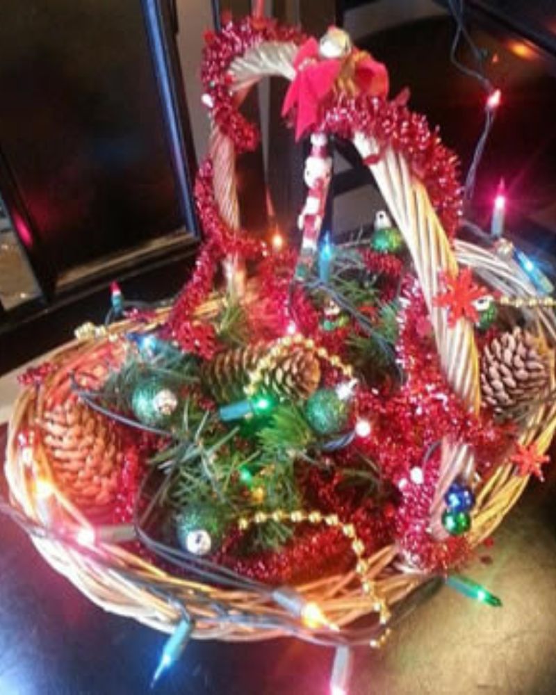 10 ways to use baskets to create Christmas decorations