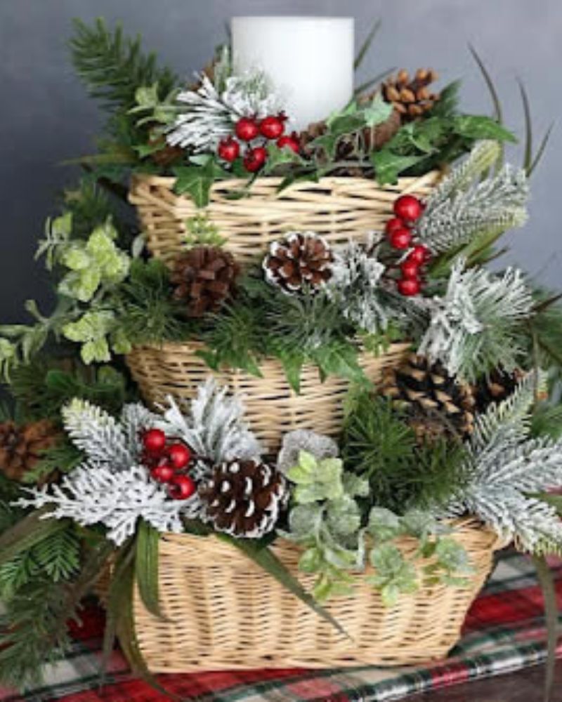 10 ways to use baskets to create Christmas decorations