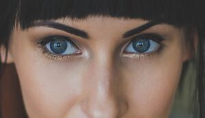 7 trucos de maquillaje para que los ojos parezcan más grandes, más expresivos y más bonitos