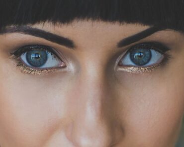 7 trucos de maquillaje para que los ojos parezcan más grandes, más expresivos y más bonitos 7 trucos de maquillaje para que los ojos parezcan más grandes, más expresivos y más bonitos