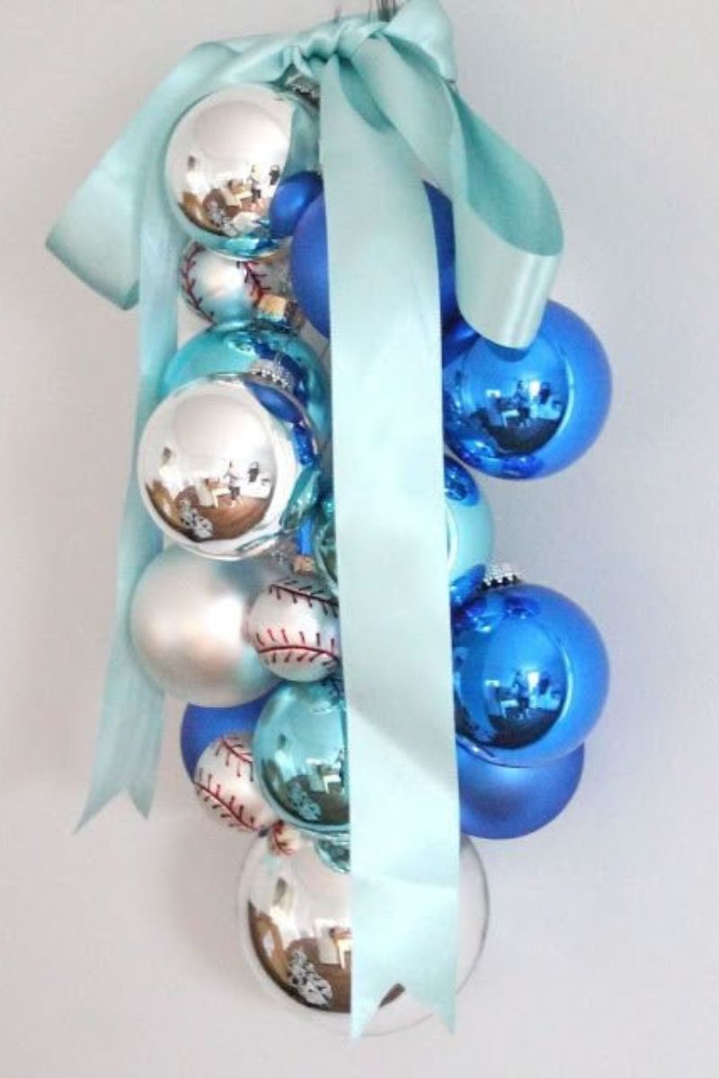 8 ideas to create Christmas decorations with balls to hang on the door