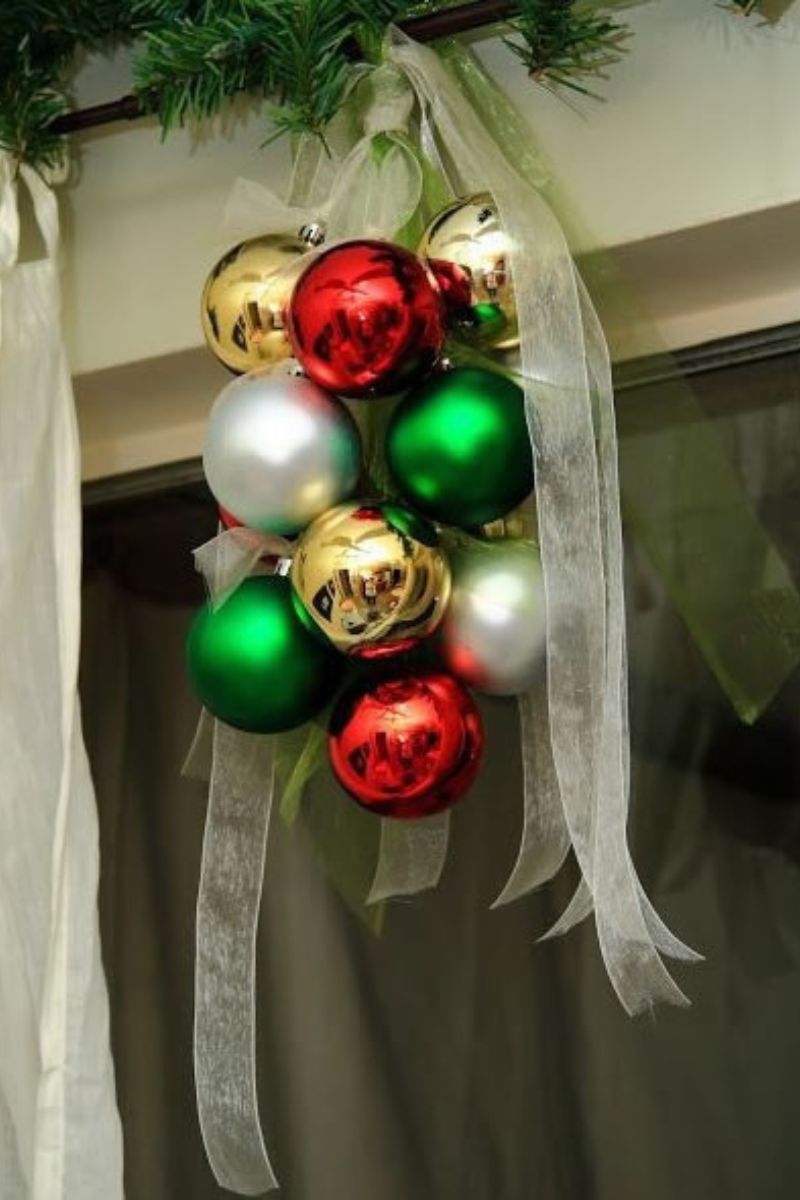 8 ideas para crear adornos navideños con bolas para colgar en la puerta