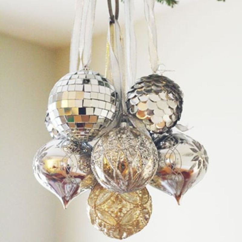 8 ideas to create Christmas decorations with balls to hang on the door