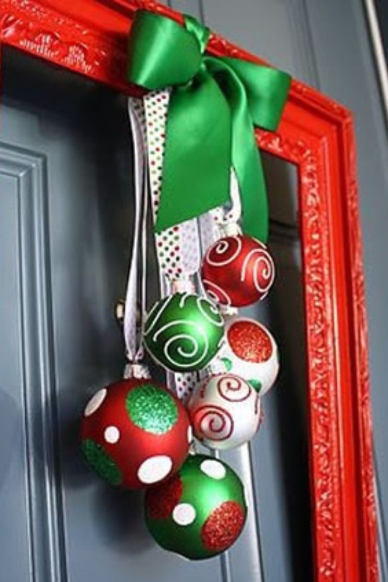 8 ideas para crear adornos navideños con bolas para colgar en la puerta