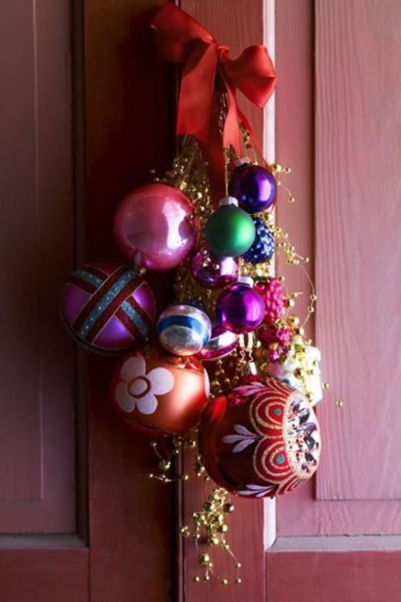 8 ideas para crear adornos navideños con bolas para colgar en la puerta