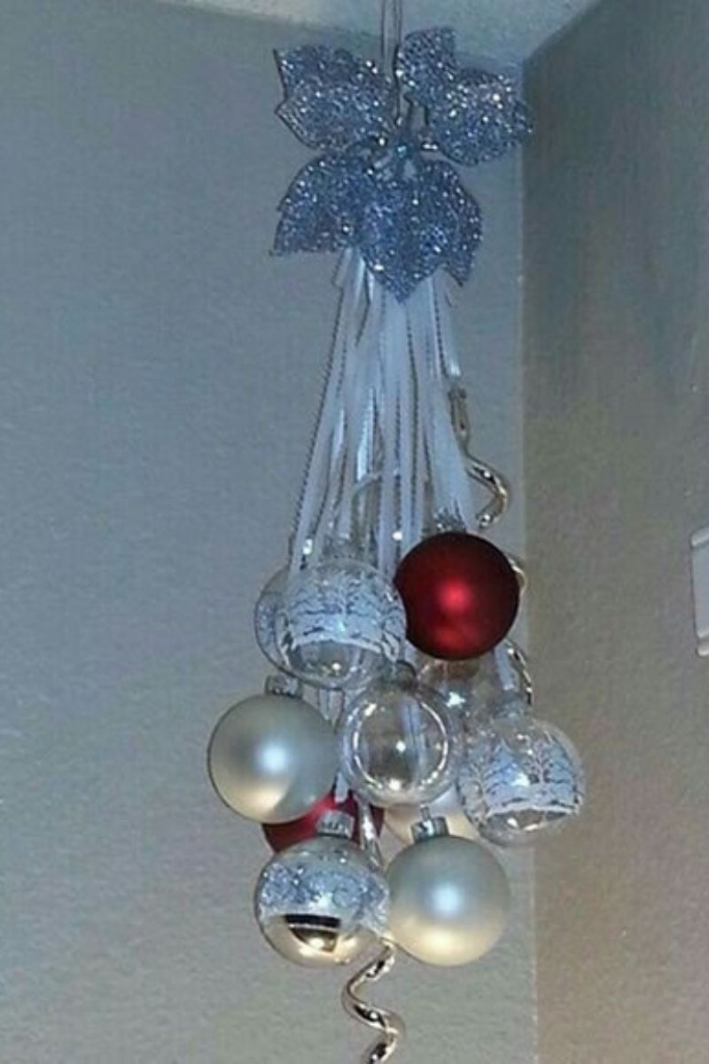 8 ideas para crear adornos navideños con bolas para colgar en la puerta