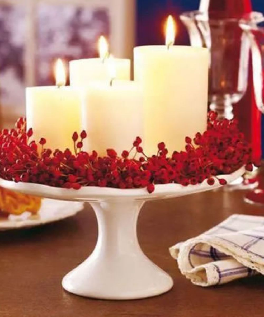 10 ideas para crear bonitos centros de mesa navideños con velas blancas
