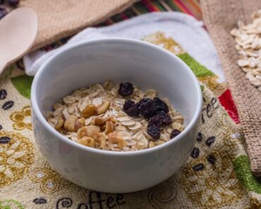 Desayuno de avena y semillas de chía que acelera el metabolismo y quema grasas