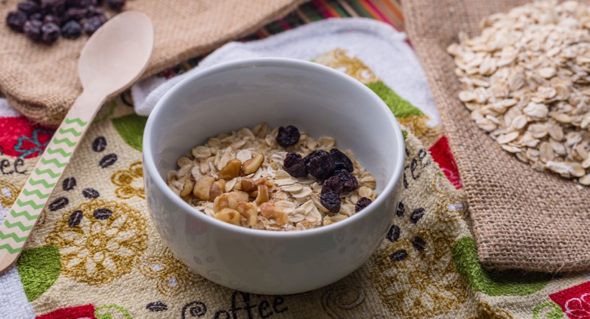 Desayuno de avena y semillas de chía que acelera el metabolismo y quema grasas