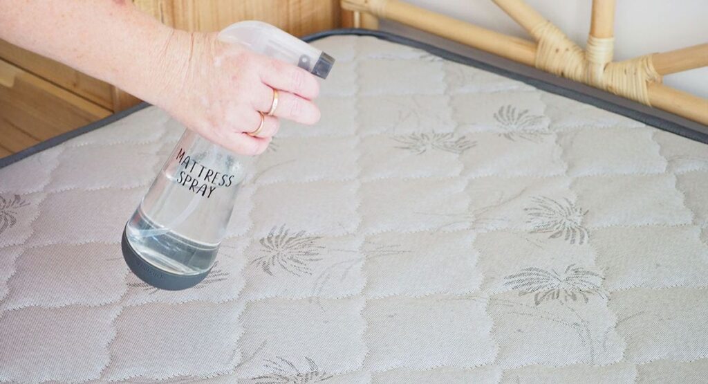 Cómo preparar un spray desinfectante para el colchón: elimina los ácaros y las manchas