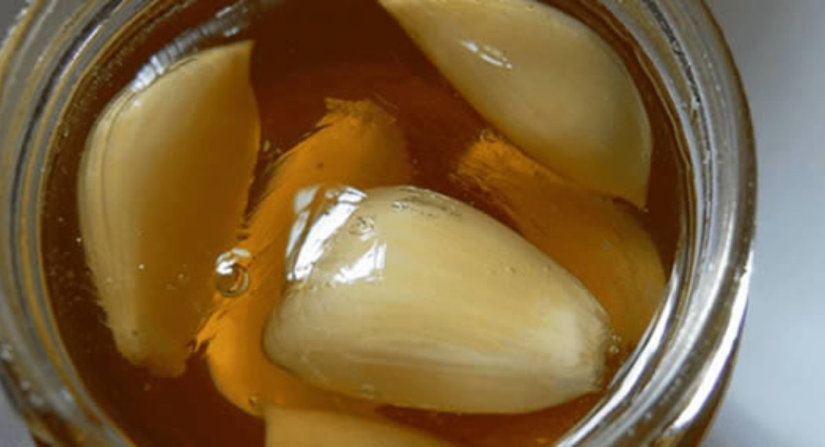 El antiguo jarabe de ajo y miel que aumenta las defensas, baja la tensión y alivia el dolor