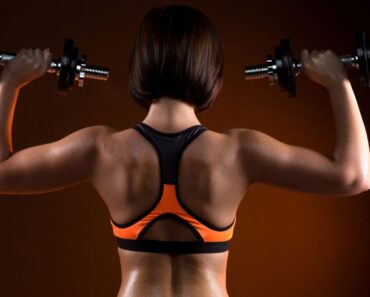 Los 3 únicos ejercicios con mancuernas que necesitas para tonificar los tríceps
